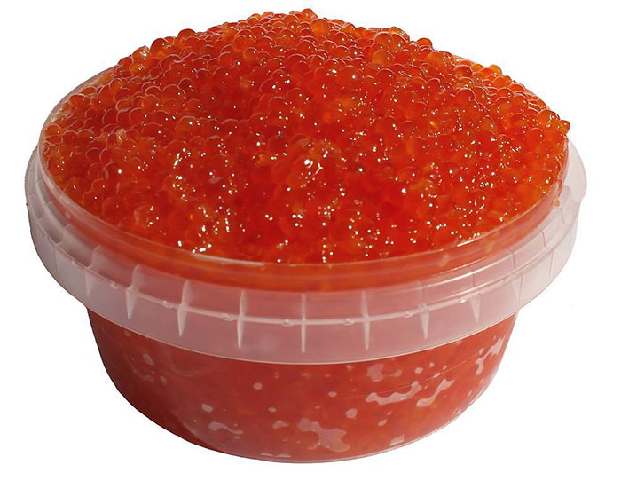 Икра форели является самой мелкой. Размер ее икринок не более 2-3 мм. По своему цвету, она отличается от других видов красной икры своей яркостью, и может быть от темно-желтого до ярко-красного цвета. В последнее время красная икра форели становится все более популярной, не смотря даже на то, что ее вкус отличается присутствием горчинки. 