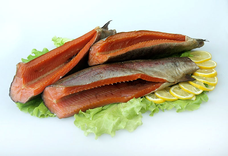 Балык форели делается из спинки, срезанной с рыбной тушки. В ней отсутствуют кости, не так много жира, а мясо отличается невероятной нежностью и приятным копчёным ароматом. Это продукт высокого качества от проверенных поставщиков. Вы можете купить копчённый балык из форели с доставкой на дом в нашем интернет-магазине. Форель коптят традиционным в России способом: сначала солят, затем подвяливают и несколько суток коптят на щепе дерева при температуре 25-30 градусов. Таким образом, рыба и коптится и вялится одновременно, поэтому получается такой сочной, вкусной и ароматной. Балык из форели используется как изысканное самостоятельное блюдо, лучшая закуска к пиву или как ингредиент для роллов, салатов, бутербродов и блинов.