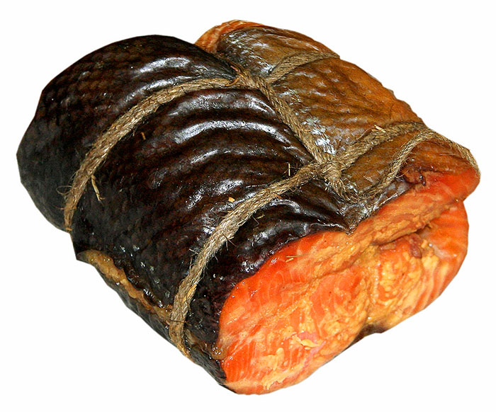 Весьма полезна будет копченая семга и для нашего головного мозга, а регулярное употребление данного продукта поможет укрепить стенки кровеносных сосудов и повысит ваше эмоциональное состояние. Копченая семга является источником таких полезных составляющих как: магний, кальций, калий, сера и хлор, а так же содержатся в ней витамины группы А, С, В, РР, Н и Д, нужных для укрепления мышечных и костных тканей и послужит отличным продуктом, для тех кто следит за фигурой.