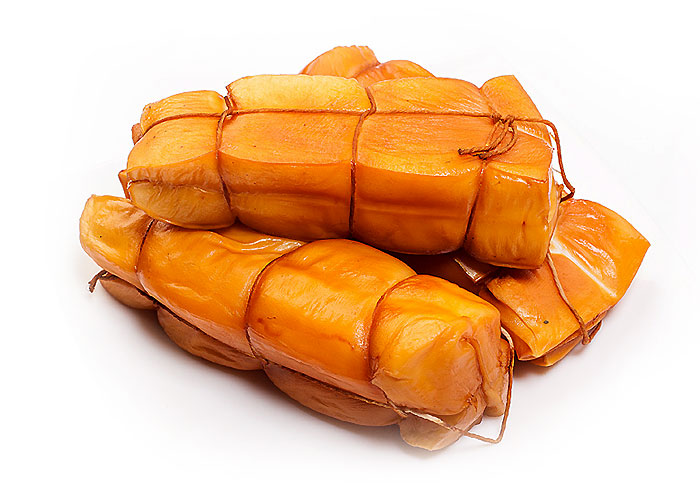 Копченые продукты питания пользовались особой популярность и спросом во все времена в первую очередь благодаря своим отличительным вкусовым и питательным характеристикам. Процесс копчения представляет собой один из видов тепловой обработки, который оказывает на продукт питание консервирующее воздействие. Главный козырь копчения заключается в использовании дыма, под воздействием которого продукты питания обезвоживаются.  Наибольшей популярностью в наших широтах пользуется копченый кальмар. Стоит отметить, что в продаже чаще всего встречаются не тушки копченого кальмара, а филе моллюска, которое с виду напоминает копченые листы. Примечательно то, что для изготовления копченого кальмара используют не самый распространенный вид моллюска Loligo vulgaris или Кальмар обыкновенный, а более внушительный по размерам Todarodes pacificus Тихоокеанский кальмар.