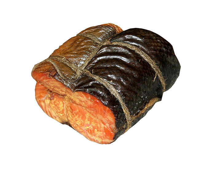 Кета горячего копчения пользуется повышенным спросом среди потребителей. Это обуславливается не высокой стоимостью продукта и его вкусовыми качествами. Она идеально подходит для повседневного употребления. Кета имеет нежное розовое мясо, в процессе приготовления которое становится слегка суховатым, так как в нем присутствует минимальное количество жиров.  Часто этот вид лососевых рыб рекомендуют для диетического питания, включают в рацион во время поста. Мясо богато витаминами и микроэлементами, такими как цинк, фосфор, железо. Часть из них удовлетворяет суточную потребность организма. Структура куска достаточно рыхлая, мелкой кости практически нет. Кета горячего копчения буквально рассыпается в руках, поэтому в процессе приготовления перевязывается специальной пищевой нитью. Рыба коптится кусками, это обусловлено крупным размером самой тушки. Поставляется без упаковки, в картонных коробах.