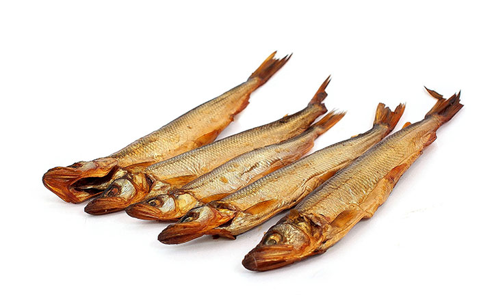 Употребление рыбы способствует укреплению сосудов, сердечной мышцы и костной ткани, нормализует давление, повышает иммунитет. Корюшка богата белком, хорошо усваивается организмом.