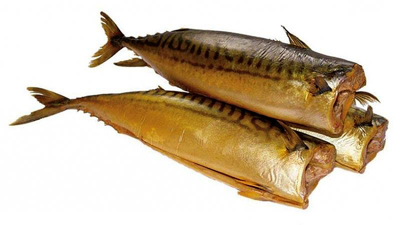 Большое количество жира в макрели заставляет сомневаться в невысокой калорийности. И поэтому ее очень редко используют в диетическом питании. Но это всего лишь психологический аспект, так как потолстеть от макрели очень сложно. Ведь даже в самой жирной рыбе будет намного меньше калорий, чем в любых мучных изделиях или крупах. Так в сырой макрели содержится всего лишь 113,4 кКал. Испанская, приготовленная на жару макрель имеет 158 кКал, а такая же только сырая – 139 кКал. Сырая королевская макрель содержит 105 кКал, а приготовленная на жару – 134 кКал.