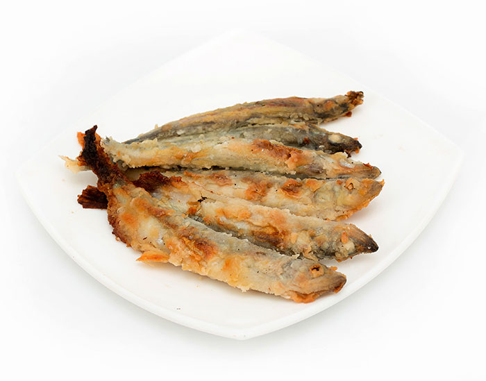 Как все лососевые, мойва богата кальцием, протеинами, а также полиненасыщенными жирными кислотами омега-3. Мойва является прекрасным источником витамин группы В, например витамин В12 в мойве, по колличеству в несколько раз выше, чем в мясе, так же мойва багата витамином А и D. Она содержит важнейшие аминокислоты - метионин, цистеин, треонин и лизин, а так же йод, фтор, бром, калий, натрий, фосфор, селен.  Селена в этой рыбе примерно в 10 раз больше, чем в мясе. А так же не стоит забывать что селен прекрасно подымает настроение, что не мало важно для человека.  Если постоянно включать в меню мойву, обеспечивая организм необходимым количеством природного йода, то можно благополучно избежать многих заболеваний щитовидной железы. А как показывают исследования, насыщенные жирные кислоты мойвы способствуют уменьшению холестерина в крови и исчезновению бляшек на стенках сосудов.