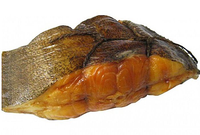 Одной из самых вкусных рыб считается палтус. Эта рыба живёт на дне морей, и похожа на камбалу, только гораздо больше размером. Палтус и живёт долго – до 40-50 лет, и может вырасти до 2-х м, а весить – 150 кг. Конечно, такое бывает редко, но палтусы по 15 кг и более ловятся довольно часто.  У этой рыбы очень вкусное, мягкое, жирное и нежное мясо, а костей в нём почти нет. Копчёный палтус считается ценным деликатесом, из-за своего особого вкуса, однако перед копчением его обязательно нужно нарезать кусками – большая рыба может не прокоптиться и вызвать отравление.  Особенно ценится норвежский палтус: его мясо белое, упругое и жирное. Самое нежное мясо у молодых палтусов, но в искусственных водоёмах их не разводят, поэтому стоит копчёный деликатес достаточно дорого. Пищевая ценность палтуса удивительна: в нём есть и белки, и витамины, особенно витамины группы В; минералы (фосфор, магний, селен, калий), Омега-3 жирные кислоты, а также незаменимая аминокислота триптофан. 