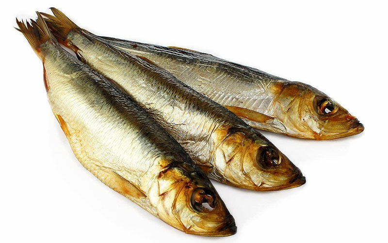 Салака копчёная богата органическими элементами C, E, A, B12, B6, B1, B2, высоким содержанием магния, йода, фосфора, кальция, фтора, меди (calorizator). Салака содержит 28% протеина, который способствует регенерации тканей и является основным питательным веществом для человека. Мясо копчёной салаки содержит аминокислоты. Также салака богата жирной кислотой омега 3, которая препятствует развитию сердечно-сосудистых заболеваний и уменьшает уровень холестерина в крови.