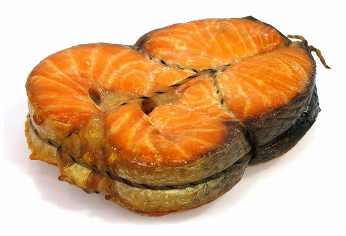 Семгу горячего копчения можно хранить не более 3 дней. Если хотите продлить срок хранения, рыбу необходимо обернуть тонкой тканью, смоченной крепким солевым раствором, и плотной бумагой. Затем поместить в холодильник (нижний отдел) или прохладное помещение. При таких условиях срок хранения может составить около 30 дней.