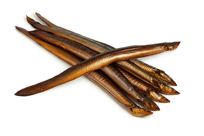 Угорь относится к тем видам рыб, которые в сыром виде обладают специфическим запахом, поэтому в процессе его копчения часто используются различные травы и приправы. Это обычные специи, которые имеются у каждой хозяйки. Выбирать приправы нужно согласно личным вкусам и предпочтениям. Можно использовать и свежие травы с грядки. Специи либо добавляют в соляной раствор, либо ими вместе с солью натираются тушки. Чаще всего используют мускатный орех, тмин, карри, чабер и шалфей. Для придания готовому продукту особого аромата используют базилик или кориандр.  