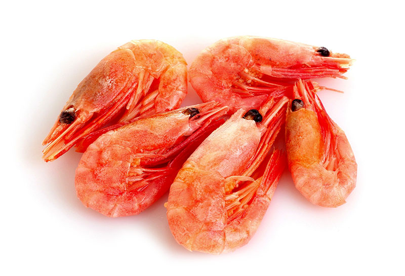 Креветки богаты антиоксидантами, укрепляют иммунитет, нормализуют давление, разжижают кровь. Являются профилактикой онкологических заболеваний, укрепляют волосы, ногти.  Королевские креветки относят к диетическим продуктам, в них даже меньше калорий, чем в мелких креветках (calorizator). В 100 граммах мяса креветок содержится всего около 8% жиров, так называемых непредельных, которые полезны для сердца и сосудов.