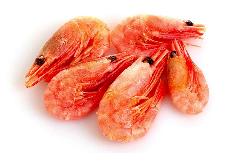 Северная магаданская креветка - это вид глубоководных северных креветок. В отличии от популярных тигровых или королевских, наши северные креветки живут и ловятся в холодных водах тихоокеанского побережья. Благодаря этому их мясо очень сочное с насыщенным морским сладковатым вкусом. Этот продукт очень полезен имея в составе природный йод.