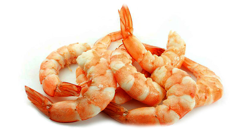 Очищенные креветки - неповторимое лакомое блюдо. Эти креветки не нужно обрабатывать дополнительно, поскольку все атрибуты, не используемые в еде уже удалены. Отваренные креветки можно сразу же подавать к столу. Благодаря тому, что с ними нет особых хлопот в приготовлении они и стали столь популярны в кулинарии.