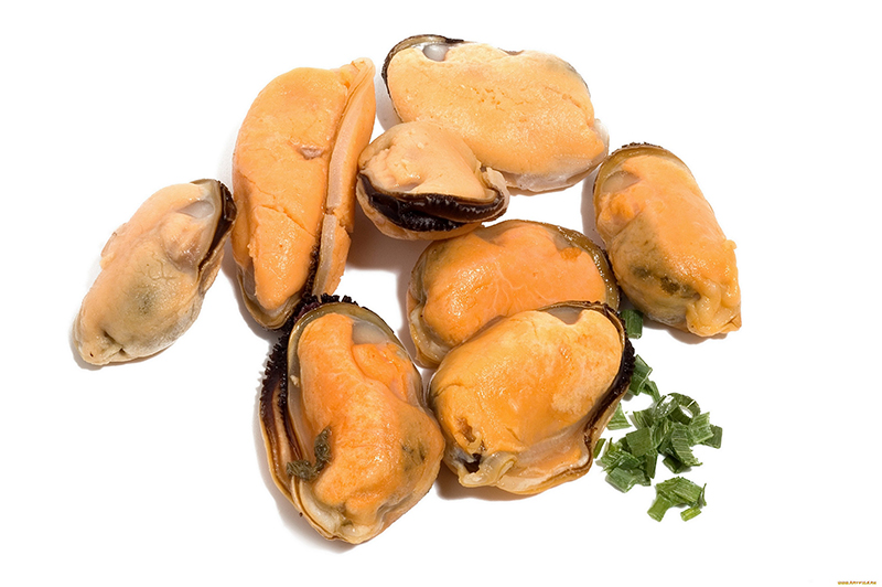 Мясо мидий отваривают, тушат, зажаривают на гриле и сковороде, используют для приготовления соусов, коптят, маринуют, солят. Оно прекрасно сочетается с белым вином и лимонным соком, а также крупами, картофелем, макаронами, овощами, другими морепродуктами. Мидии добавляют в паэлью, пасту, рагу, плов, салаты, супы и пр. Блюда из мидий нужно сразу же съедать, хранение и разогревание чревато отравлением. 