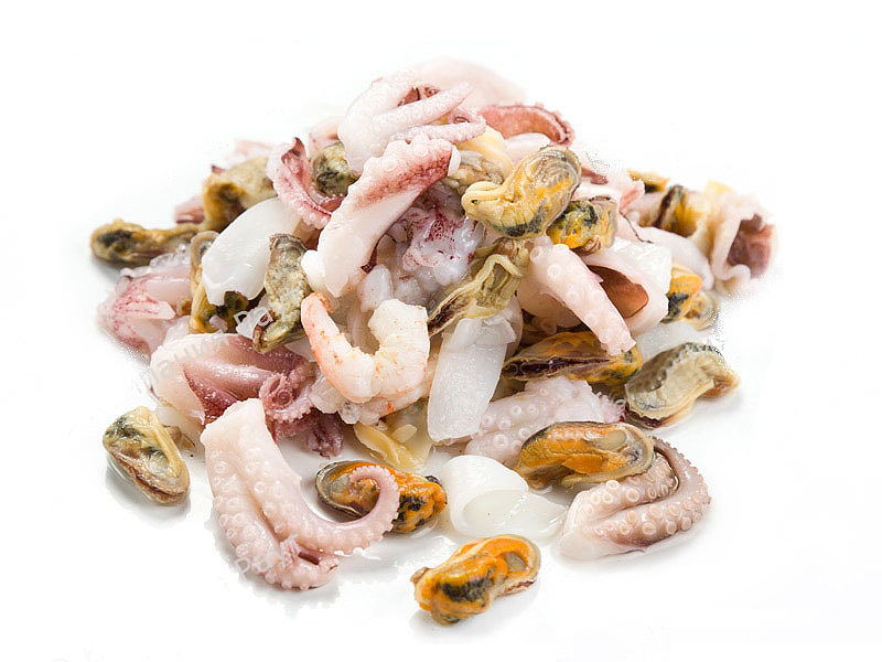  Морской коктейль в гастрономическом мире — явление уникальное. Изысканность, неповторимый вкус, польза для фигуры, приемлимая цена (и не говорите, что креветки стоят дорого) позволяют нам устраивать праздники жизни хоть каждый выходной.  Одна из самых первых кулинарных книг, составленная в Древней Греции Архестратом в IV в. до н. э.,— на три четверти была посвящена морепродуктам. Дары моря ценились уже тогда, когда такие заумные слова, как «калорийность», «микроэлементы», «полиненасыщенные жирные кислоты», еще не завладели человеческим разумом.  Ученые, между прочим, недавно пришли к выводу, что именно щедрым дарам моря - морскому коктейлю - человечество обязано своим интеллектом. Согласно исследованиям, большой скачок в развитии интеллекта наших пращуров, случившийся около 20 тысяч лет назад, произошел благодаря расширению их диеты за счет морепродуктов, крайне полезных для мозга.