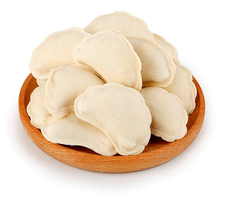 Аппетитные вареные пельмени с лососем, поданые со сливочным соусом и укропом - готовый деликатес с доставкой от 'Рыбного Изобилия' в Подмосковье.