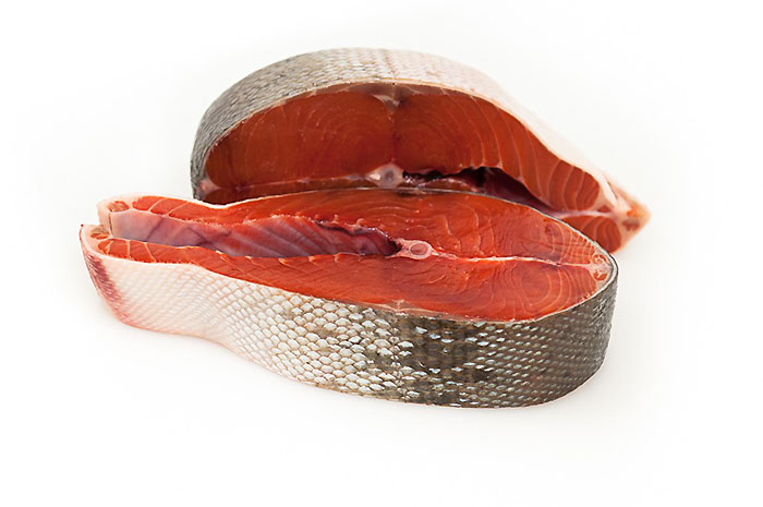 Купить кижуч можно как в свежем виде, так и в замороженном, соленом, копченом (вяленом). Для извлечения максимального количества полезных свойств лучше всего кижуч запекать самостоятельно. Делать это рекомендуется в духовке вместе с овощами. Лучшим гарниром будет картофель или рис, но это исключительно дело вкуса.  Самостоятельно засоленный кижуч - деликатес. Не нужно засаливать эту рыбу впрок. Достаточно порезать ее на тонкие (0.5 см) ломтики и с обеих сторон посыпать мелкой солью, после чего оставить при комнатной температуре на полчаса, - этого времени достаточно, чтобы засолить кижуча.  Очень вкусна уха из кижуча, ведь в рыбе практически отсутствуют косточки. Кстати, это обстоятельство позволяет рекомендовать кижуч в детском питании.