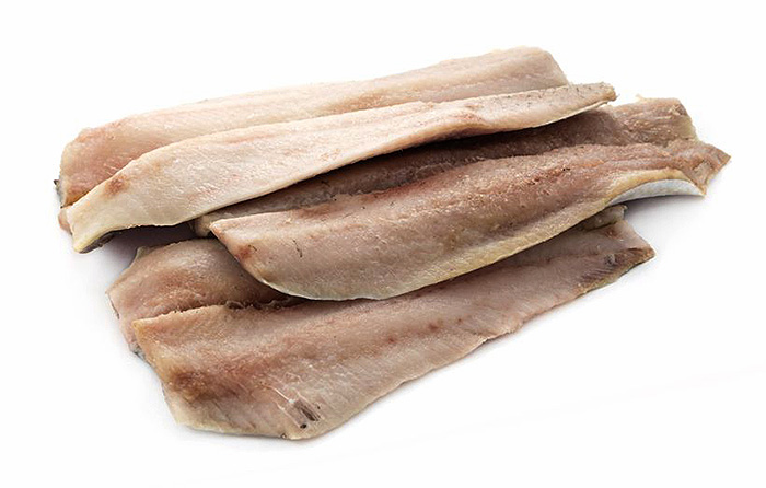 Полезные свойства филе сельди заключаются в богатейшем составе селедки, благодаря которым ее справедливо возносят на пьедестал врачи самых разнообразных направлений медицины. В первую очередь хотелось бы развенчать миф о том, что селедка может навредить самому главному женскому сокровищу – ее фигуре. На самом деле именно рецепты на основе филе сельди могут стать настоящими женскими друзьями во время различных диет и постов. Дело в том, что калорийность сельди очень низка и составляет всего лишь 160 кКал на 100 г продукта. А учитывая то, что селедка обладает большим количеством других полезных качеств, она вполне может стать обязательным компонентом здорового питания