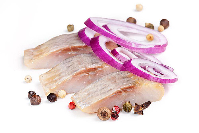 Филе сельди «Матиас» в масле с ароматом дыма. Вес 250 г. Филе сельди «Матиас» — прекрасное традиционное блюдо, отличная основа для приготовления салатов, бутербродов. Может применяться, как дополнение ко вторым блюдам. Поставляется в вакуумной упаковке.