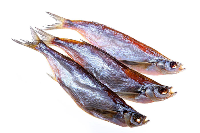 Чехонь – небольшая рыбка, которую редко можно найти в гастрономе, но легко купить оптом и в розницу в нашем интернет магазине. Мясо рыбы богато природным белком и жиром, благотворно влияющими на кровеносные сосуды и мозг. Рецепты ее приготовления бывают разными, но самая вкусная чехонь – вяленая. Соблюдение технологии вяления гарантирует отменный вкус и качество рыбы. В ней не только сохраняются полезные вещества, но приобретается новый аромат, который и составляет главную прелесть вяленой рыбы.