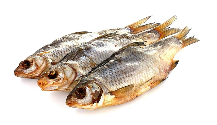 Главная ловля густеры производится весною - неводами, но в низовьях рек, особенно на Волге, еще больший лов этой рыбы бывает осенью. Густера вообще принадлежит к малоценным рыбам и редко приготовляется впрок, разве когда ловится в очень большом количестве. Соленая и вяленая густера на Нижней Волге идет в продажу под названием тарани; в остальном Поволжье она б. ч. продается в свежем виде и имеет только местный сбыт. Впрочем, она весьма пригодна для ухи и в довольно большей чести в приволжских губерниях, где про нее сложилась поговорка: "Крупная густера вкуснее мелкого леща"