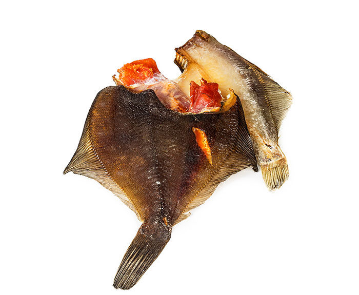 Вяленая камбала с икрой – это отличная закуска, обладающая запоминающимся вкусом.