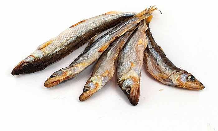 В процессе вяления корюшка созревает как следует, и принимает особенный янтарный оттенок, приобретая невероятные вкусовые качества. Причем особенно следует отметить тот факт, что корюшка дальневосточная отлично подходит к любому сорту пива, что можно сказать далеко не о каждой вяленой рыбе.