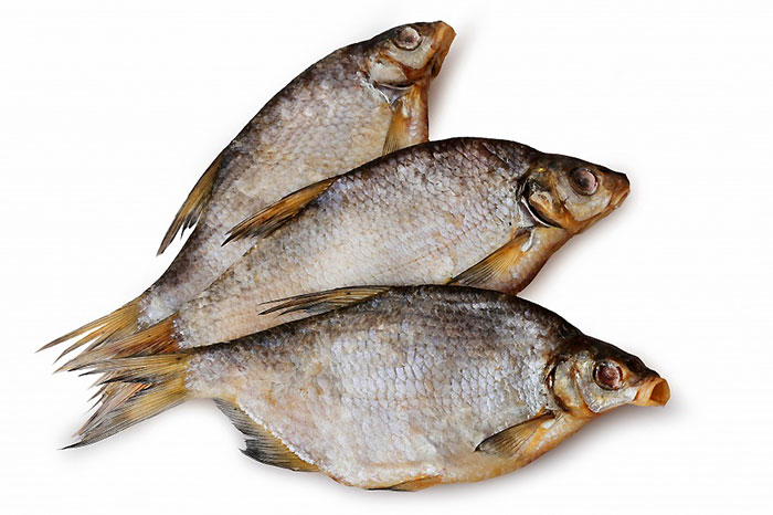 Лещ - очень распространенная, промысловая рыба семейства карповых. Универсальная рыба, при том, что он достаточно костлявый, из него можно приготовить много разных блюд. У него нежное, сладкое, жирное мясо. Вяленый Лещ жирный и очень вкусный, об этом знают все, кто его хоть раз пробовал! Мало рыбы, которая так популярна под пиво!	