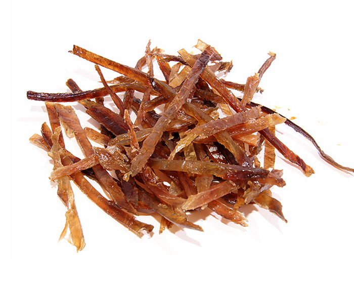 Зубатка обитает в холодных водах. У рыбы хороша развита челюсть с острыми, загнутыми внутрь зубами, из-за чего во Франции ее называют "морской волк". Питается она в основном морскими ежами, молюсками, улитками, крабами.  Палочки зубатки очень вкусные, нежные, слегка сладковатые, без костей. Являются прекрасной закуской к пиву.