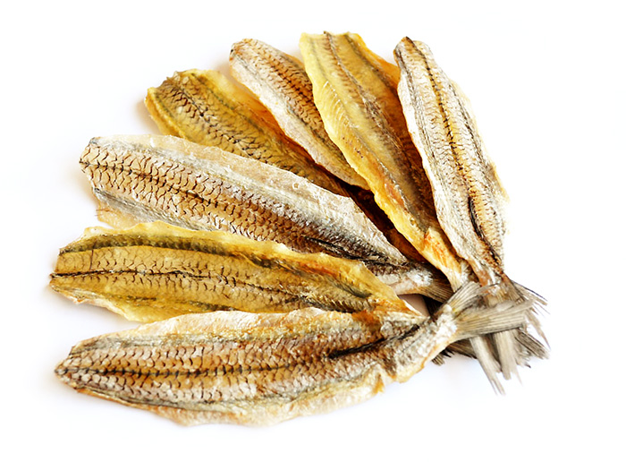 Дальневосточная песчанка - рыба семейства окунеобразных, отличие этой красивой рыбки от окуня, воблы и прочих в том, что она практически не имеет специфического вкуса и жира. Благодаря уникальной технологии производства и сушке под открытым солнцем, песчанка получает особый, пикантный и нежный привкус, перед которым просто невозможно устоять.