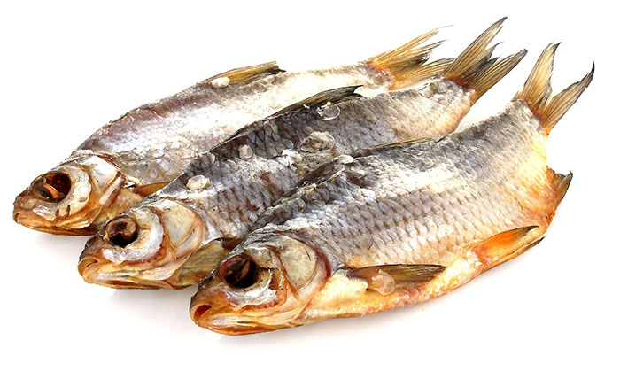 Плотва вяленая - вкусная и ароматная закуска, особенно хорошо подходит к пиву. При вялении мясо рыбы пропитывается подкожным жиром, за счёт чего усиливается его аромат и становится насыщенней вкус. Срок хранения: до 10 дней при температуре от +2 до +5 градусов