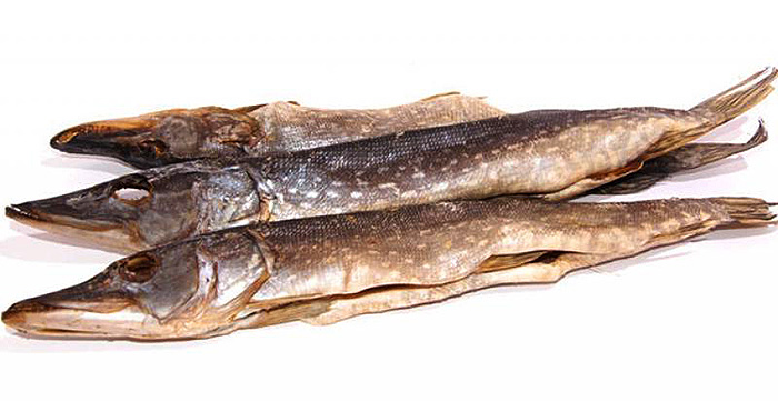 ВЯЛЕНАЯ ЩУКА СЧИТАЕТСЯ одной из самых популярных закусок среди любителей пива. Эта рыба к пиву имеет терпкий аромат, щука обладает мягким, нежным мясом с насыщенным, полным самых разнообразных компонентов, вкусом. Такая вяленая рыба, как щука, является настоящим деликатесом. Большие любители пива просто не могут представить этот напиток без такой закуски, как вяленая рыба. Вяленая щука является настоящим деликатесом, который чрезвычайно популярен во время пивного сезона.