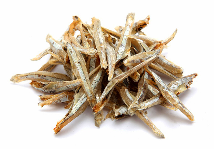 Анчоус — это один из немногих рыбных деликатесов, которые можно и нужно кушать целиком, вместе с косточками, что очень полезно для костных тканей (калоризатор). Анчоус отличается приятным вкусом. Анчоус солено-сушеный выпускают в упаковках весом: 30 гр. / 70 гр.