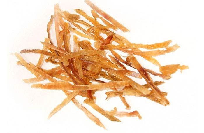 Сом – самая крупная хищная рыба, которая водится в водоемах России. Отменные вкусовые качества сома известны давно, наши предки ценили жирное нежное мясо этой рыбы. Популярность сома во многом возросла благодаря его признанию царями и вельможами, на столы которых подавались исключительно деликатесы.