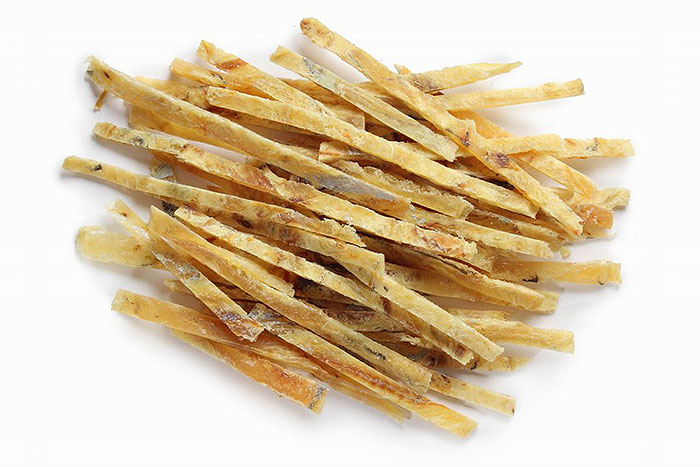 соленое филе шинкуется полосками одинаковой длины и ширины, а потом сушится в стерильных сушильных камерах. Полоски светло-желтого цвета, немного жестковатые, обладают изысканным вкусом. Стружка минтая – отличная закуска к пиву и лакомство для дружной компании!