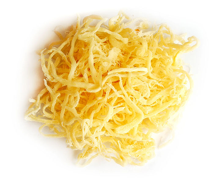 тоненькие полоски кальмара без труда сьедаются на раз два, благодаря особой технологии производства стружки: филе кальмара подвергается термической обработке и замачивается в рассоле с последующей сушкой до определенного состояния влажности. Поэтому стружка кальмара легко усваяемый продукт и достойный перекус.