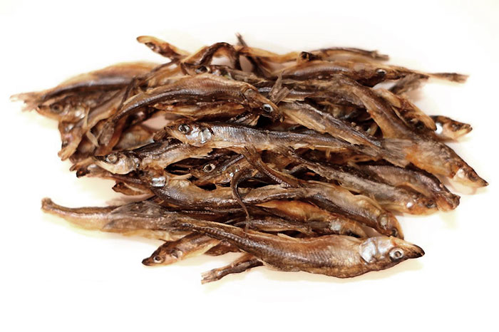 Корюшка — проходная рыба, но у нее имеются и изолированные озерные популяции. Широко распространена и обладает высокой численностью. Тело удлиненное, покрыто крупной, легко спадающей чешуей. Рот большой. Бока тела серебристые, спина буро-зеленая. Питается зоопланктоном, молодью и икрой рыб. Во время нереста тело, голова и плавники покрываются бугорками. Свежепойманная корюшка издаёт характерный запах свежих огурцов.