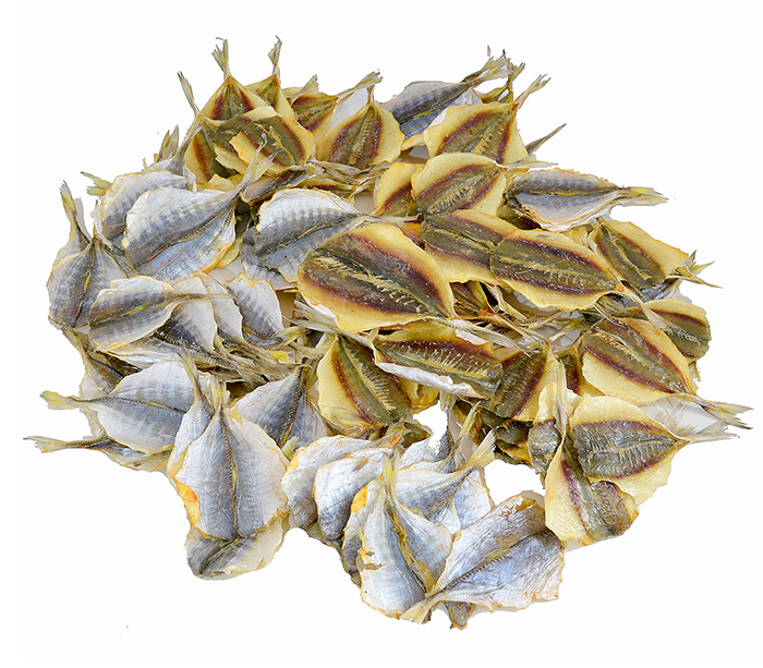 Желтополосый селар – это настоящее имя привычного всем «полосатика». Небольшие стайные рыбки находятся в составе семейства ставридовых и обитают в теплых водах Индийского и Тихого океана. Именно здесь и производится их массовый вылов. Отдельные особи селара могут достигать веса свыше 500 грамм и длины свыше 20 сантиметров. Однако в сушеном виде таких экземпляров вы в наших магазинах не найдете – здесь, как правило, это рыбки не более 12 см в длину, а порой и того меньше.