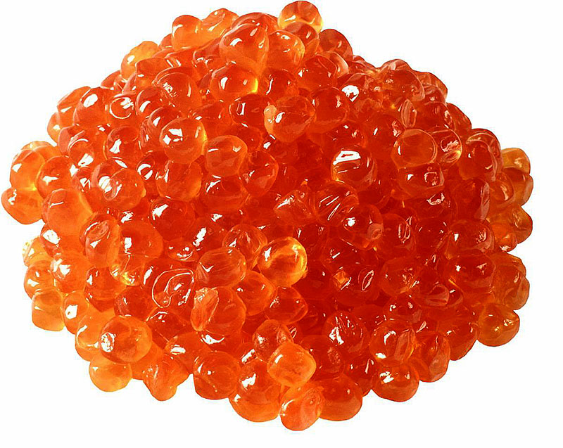 Самыми ценными видами красной икры считается икра кеты и чавычи. Правда, последняя занесена в Красную книгу и не отлавливается. Кетовая икра отличается оранжевым оттенком и икринками диаметром 5–6 мм.  Икра горбуши в диаметре равна 5 мм, светло-оранжевого цвета. Это одна из самых универсальных и распространенных разновидностей красной икры.  Икра нерки встречается редко из-за массового истребления рыбы.  Самая мелкая икра – у форели: ее диаметр составляет 2–3 мм. Цвет варьируется от насыщенно желтого до ярко-оранжевого.  Икра рыбы кижуч – мелкая, с бордовым оттенком, немного горьковатая на вкус.