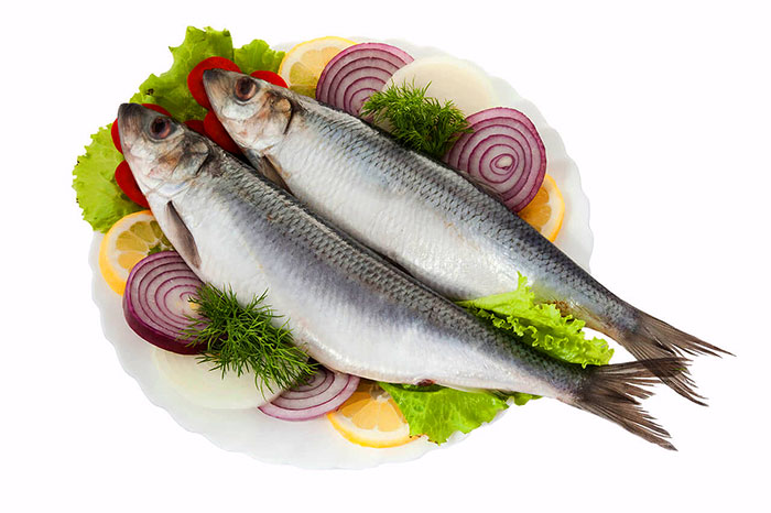  Солёная сельдь богата Омега-3 жирными кислотами, которые содержатся в рыбьем жире и полезны для ногтей, кожи и волос. Они снижают уровень холестерина и повышают иммунитет, а витамин D помогает лучше усваиваться кальцию, так необходимому нашему организму. К тому же, калорийность такой рыбы крайне мала, что делает ее отличным вариантом для диеты. Не стоит забывать и о вкусовых качествах — нежная сельдь просто тает на языке и является отличной закуской для праздничного стола.