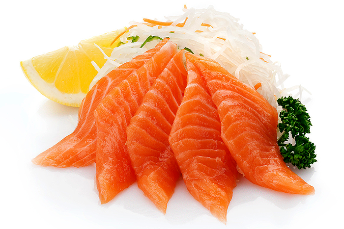 Соленая семга подходит как для самостоятельного употребления,  в качестве закуски, или на бутерброды, так и в составе различных салатов. Также соленую семгу можно поддавать термической обработке. Например, готовить пасту с соленой семгой, или суп, запекать в духовке, или жарить на гриле.  Ее можно добавлять в пироги, в качестве начинки, наравне с сырой рыбой.